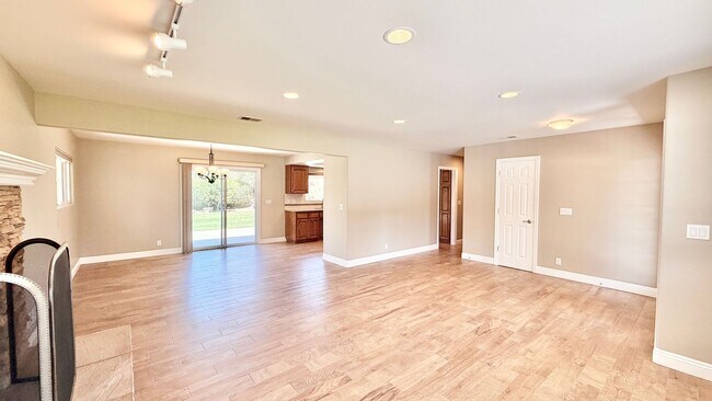 Building Photo - Lovely Single Story Home, Great Neighborhood, Amazing Yard Space, Close distance to Downtown Fall...