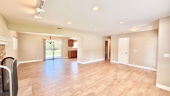 Foto del edificio - Lovely Single Story Home, Great Neighborhood, Amazing Yard Space, Close distance to Downtown Fall...