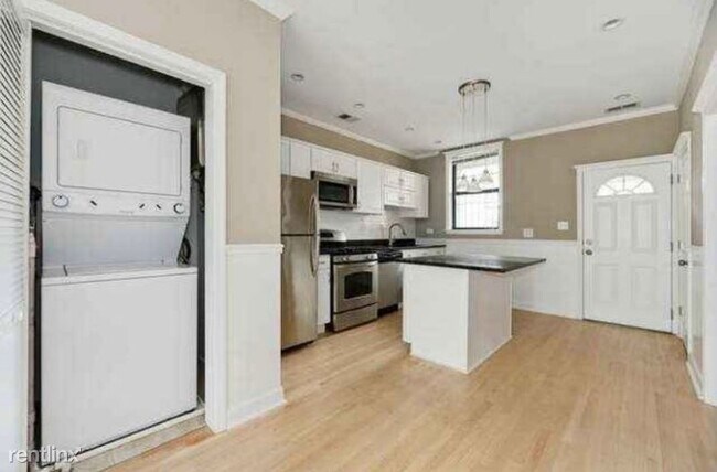 Building Photo - 1533 N Maplewood Ave