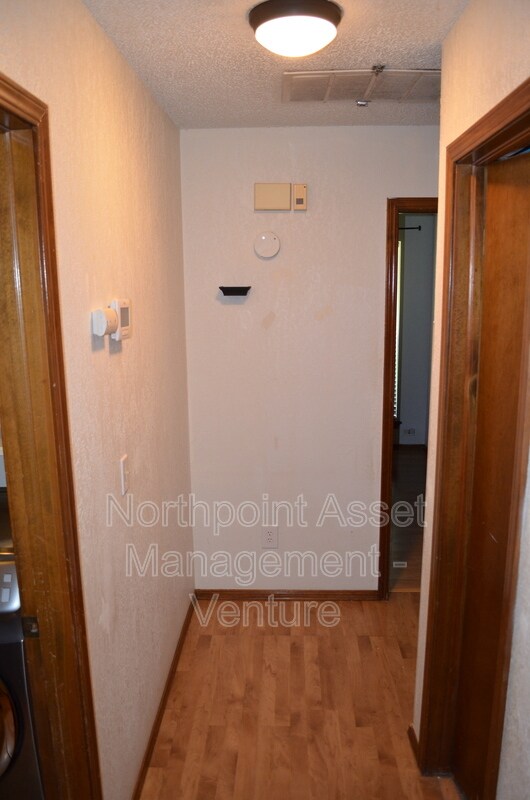 Foto del edificio - 5033 Burntwood Dr