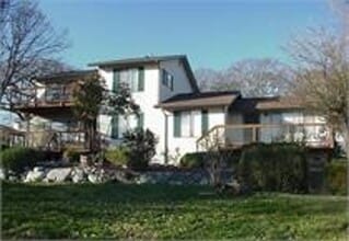 Building Photo - 1047 SE Jensen St