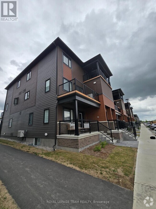 Building Photo - 502 Parnian Private