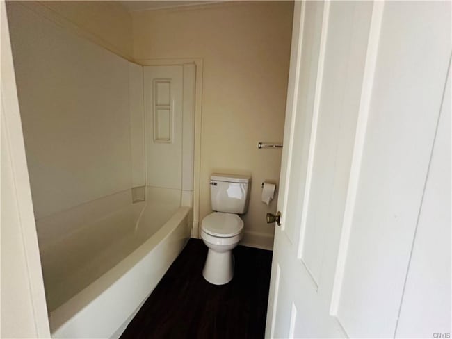 Foto del edificio - 64 E 5th St