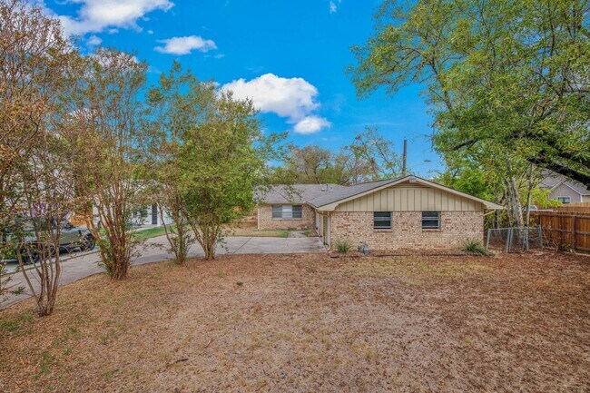 Building Photo - JULY 2025 PRE-LEASE!  4 Bedroom 2 Bathroom...