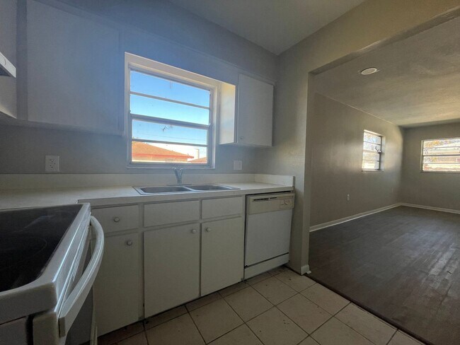 Foto del edificio - 2 bed/ 1 bath duplex