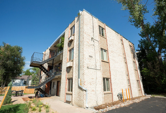 Building Photo - Light Rail West Apartments