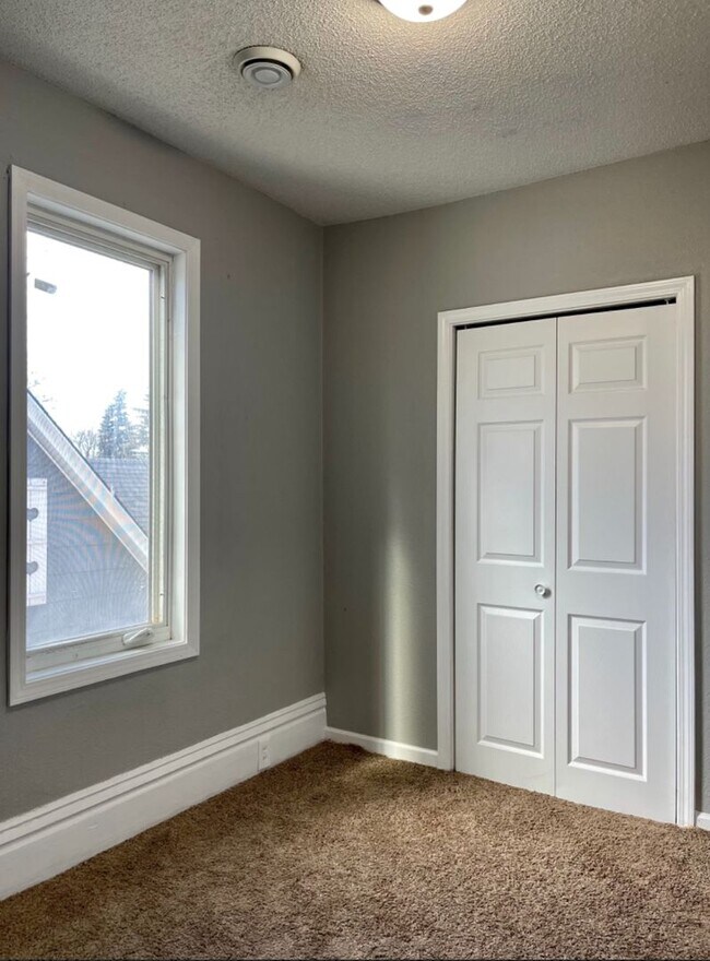 Foto del edificio - Sunny 2 Bedroom 1 Bathroom Duplex in St.Paul!