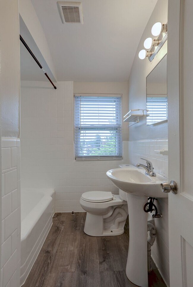 Building Photo - 3-Bedroom 2-Bath Row Home Minutes from Mor...