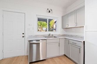 Building Photo - 2010 6th Ave