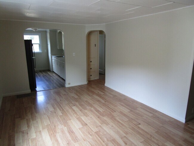 Building Photo - 3 Bedroom Home on 3/4 Acre - Available Soon!