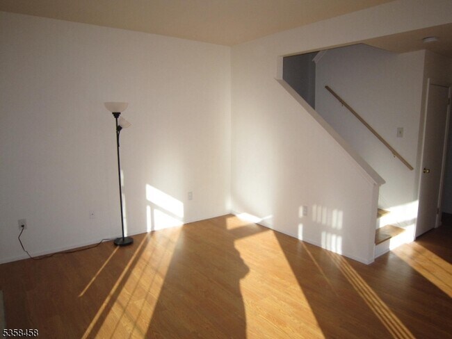 Foto del edificio - 2 Birchwood Rd