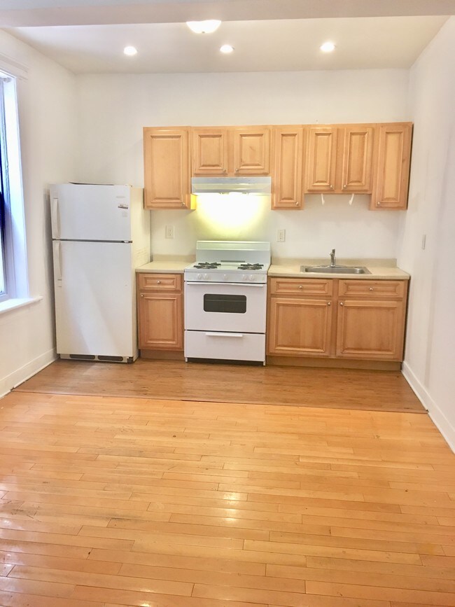 Building Photo - 431 52nd St