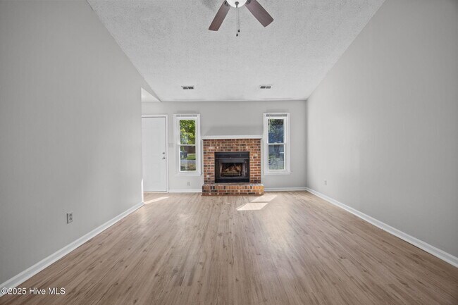 Foto del edificio - 108 Corey Cir