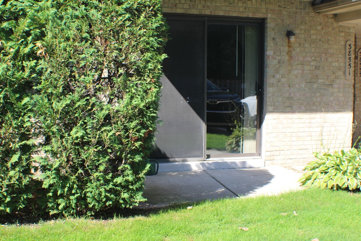 38551 Wellington Dr Unit 25, Clinton Township, MI 48036 Condo for