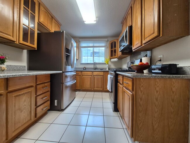 Building Photo - 255 Molimo Dr