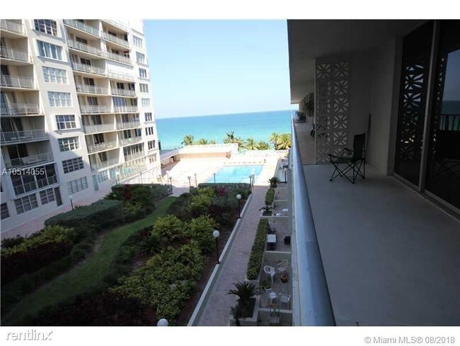 Foto del edificio - 1 br, 1.5 bath  - 5401 Collins Ave Apt 330