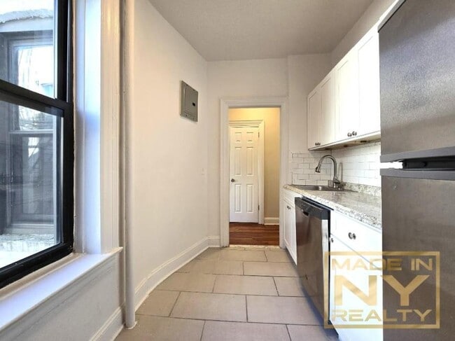Building Photo - 1 bedroom in ASTORIA NY 11106
