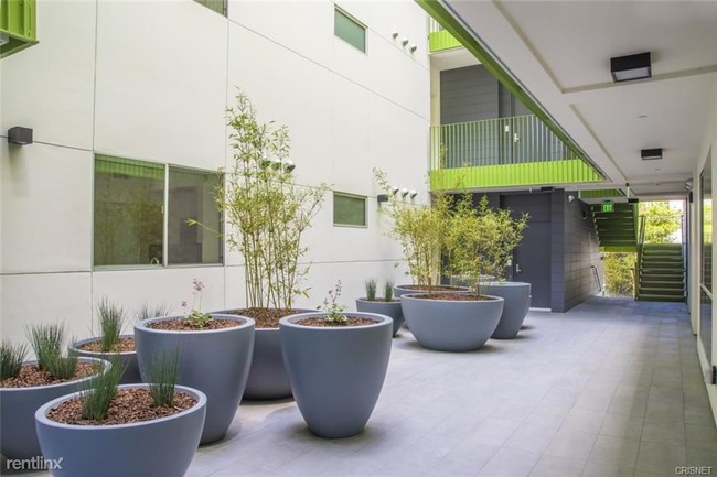 Foto del edificio - 2 br, 2 bath  - 12117 Valleyheart Dr # 404