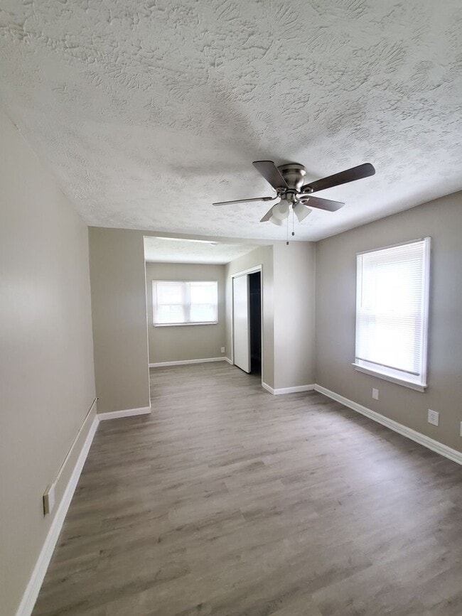 Building Photo - 3 BEDROOM SINGLE FAMILY HOME