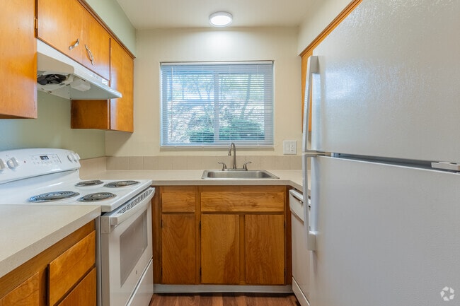 2 habitaciones, 1 baño, 740 pies cuadrados, cocina - Lake Village and Lakewood Apartments