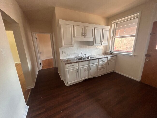 Building Photo - 4811 W Warwick Ave