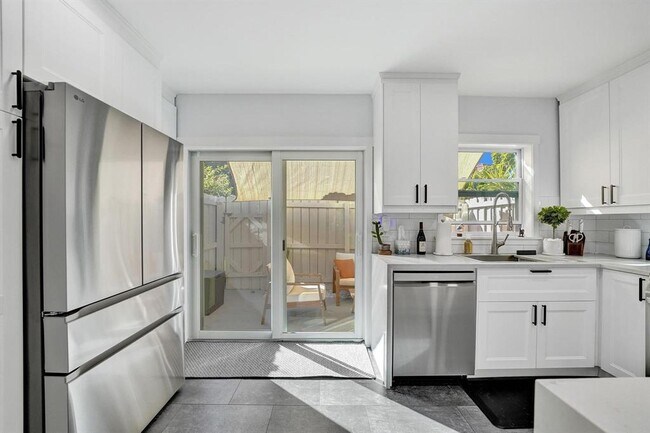 Building Photo - 120 NE 20th Ct