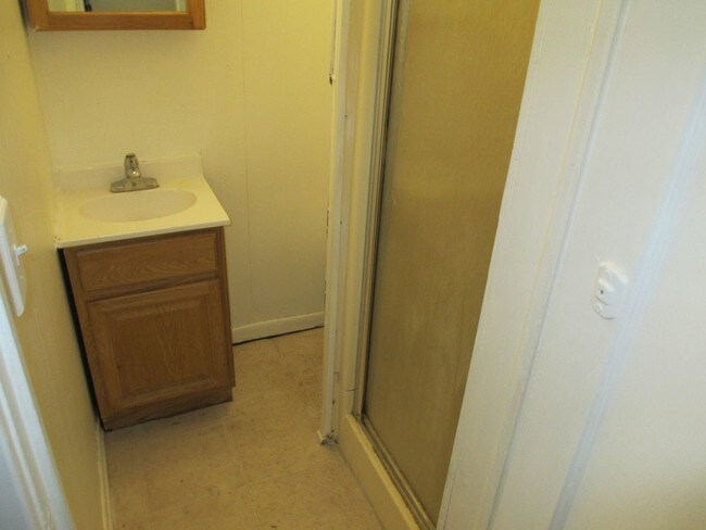 Foto del edificio - Spacious Studio - 181 E25 St Paterson - Apt 2