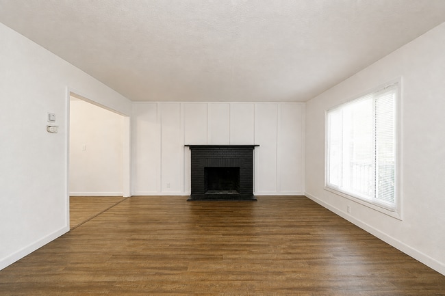 Building Photo - 15628 Esther St