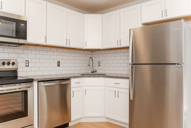 Foto del edificio - Hilltop Village - Fantastic, totally  upgraded 2 bedroom, 1.5 bath end unit TH!