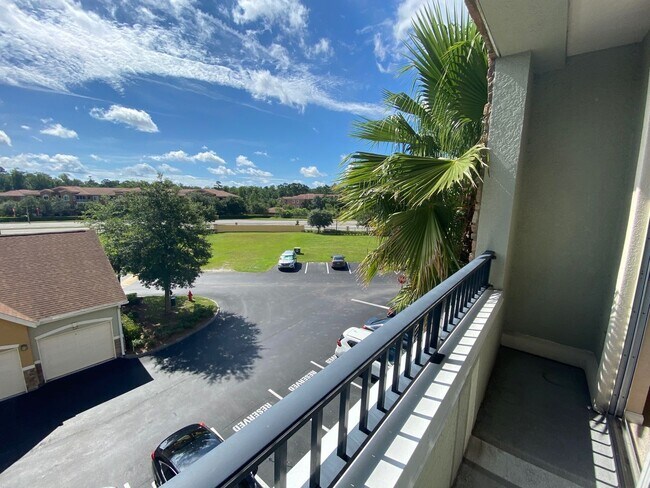 Foto del edificio - Experience luxury living at its finest in ...