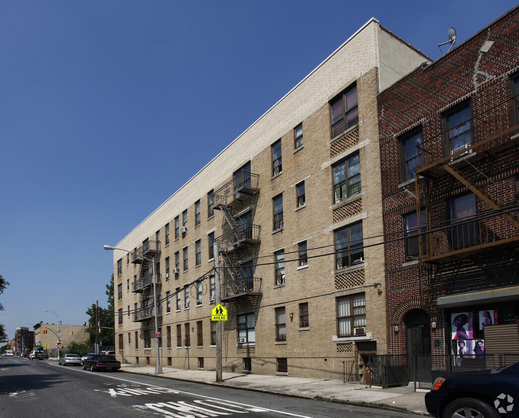 Building Photo - 1939 Park Pl