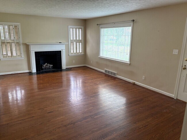 Building Photo - Charming Cape Cod Home in Beechwood Village