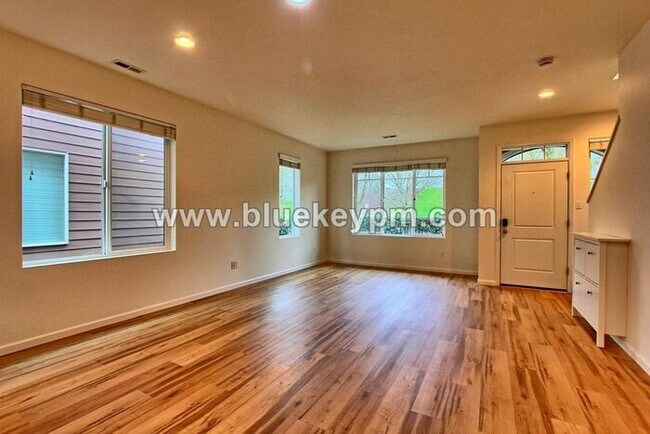 Foto del edificio - 3 Bed, 2.5 Bath Home Near Alki Road Park off NE Hazel Dell Avenue