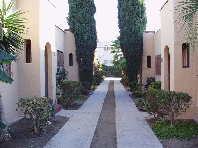 Building Photo - 5704 Fountain Ave