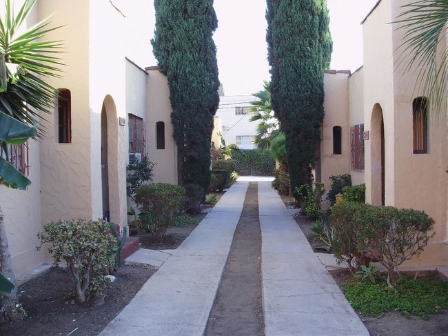 Foto del edificio - 5704 Fountain Ave