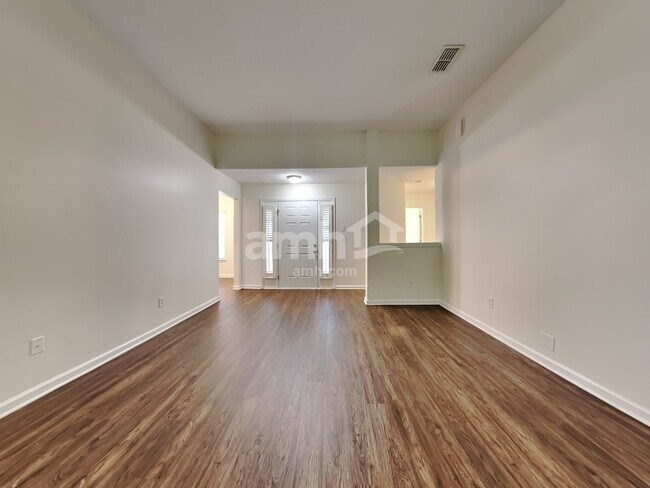 Foto del edificio - 587 Arborwood Dr