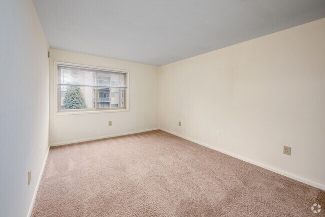 2 habitaciones + estudio, 1 baño - 1030 pies cuadrados - Dormitorio - Rock Creek Woods