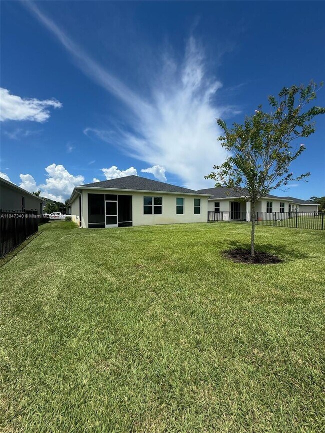Building Photo - 6712 Cloverdale Ave