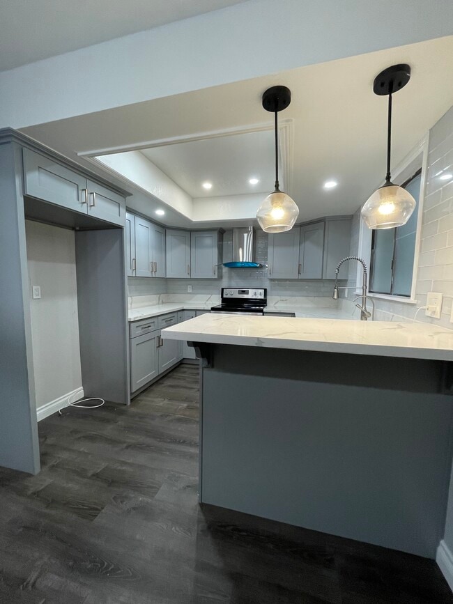 Cocina con península - 3355 Myrtle Ave