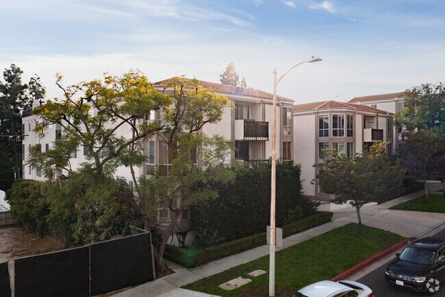 Building Photo - 8530 Holloway Dr