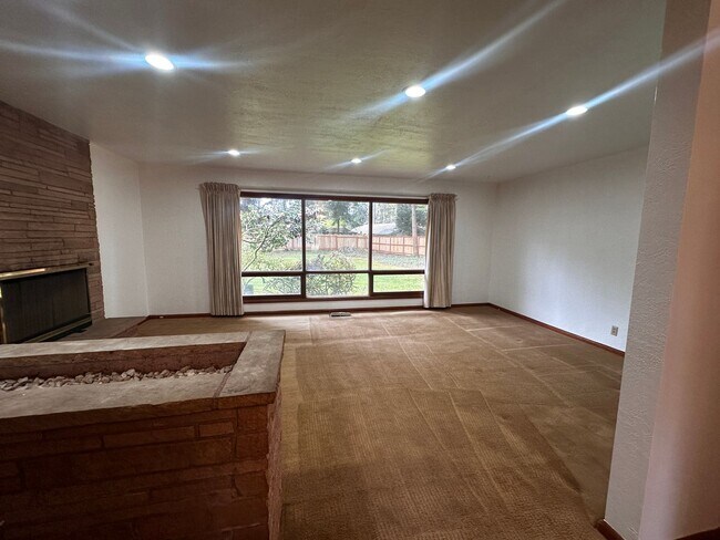 Building Photo - Large 3 Bedroom 2.5 Bath Single Family House