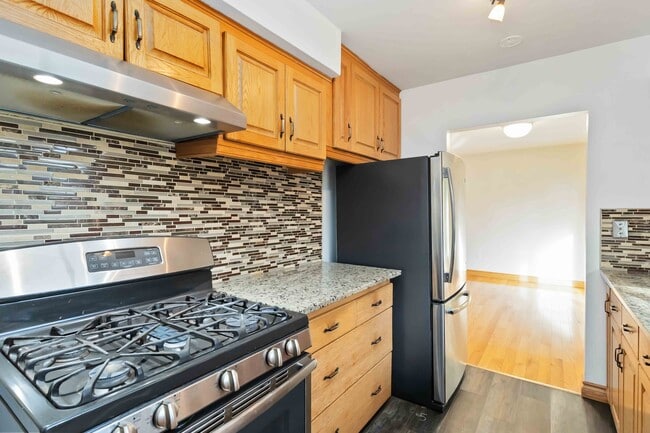 Building Photo - Beautiful MAIN FLOOR Komoka Apartment (house) 3 Bdrm * AVAIL NOW