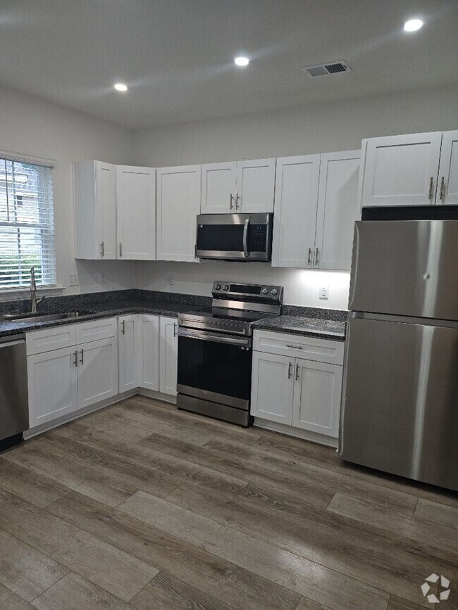 Building Photo - 517 Deerwood St