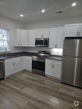 Building Photo - 517 Deerwood St