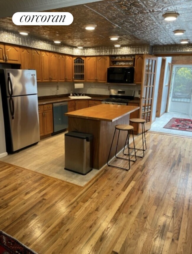 Building Photo - 173 W 88th St