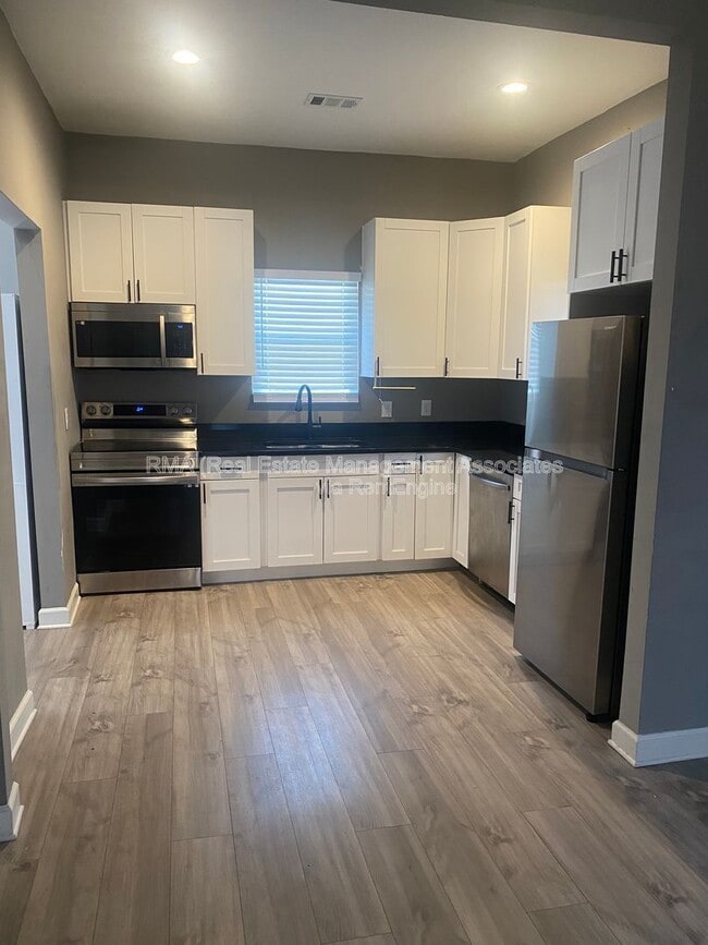 Building Photo - 609 N Hill St