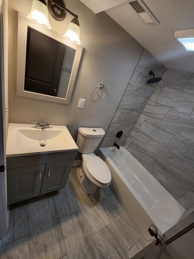 Foto del edificio - Beatuiful Two Bedroom Town Home