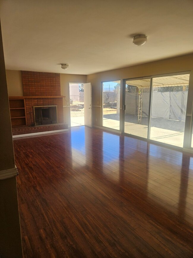 Foto del edificio - 3 BEDROOM, 2 BATHROOM HOME IN VICTORVILLE....