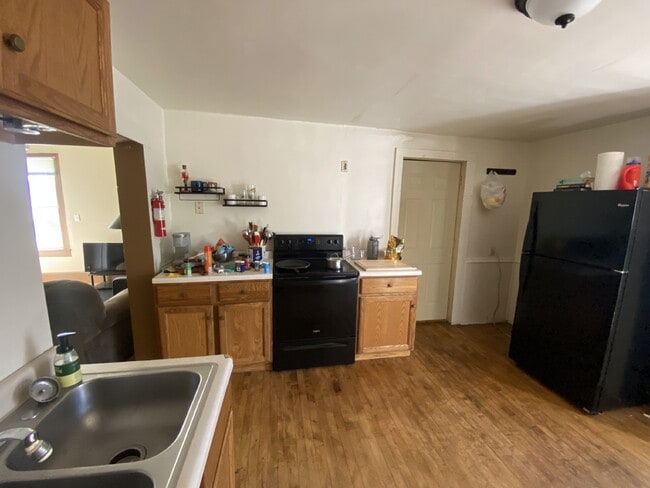 Building Photo - Great 3 bed 1 bath close to campus! Availa...