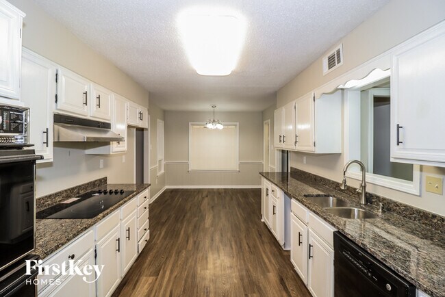 Building Photo - 2350 Thornwood Ln